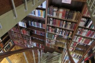 Rayonnages de la bibliothèque de l'École des chartes