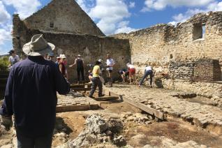 Les élèves contribuent aux fouilles du chantier-école de la ferme d’Ithe