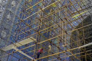 Échafaudage pour la restauration d'un iwan de la mosqué du Chah à Ispahan, A. Mendes, 2017