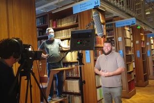 Tournage avec Benjamin Brillaud dans la bibliothèque