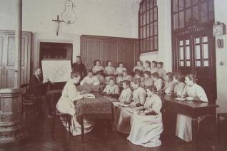 Photographie d'une classe de sages-femmes à la fin du XIXe siècle 