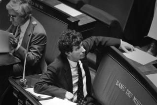 Jack Lang, ministre de la Culture, assis sur le banc des ministres le 30 juillet 1981 à l’Assemblée nationale alors qu’il défend son projet de loi instituant un prix unique du livre. D’après une photographie de Georges Gobet 