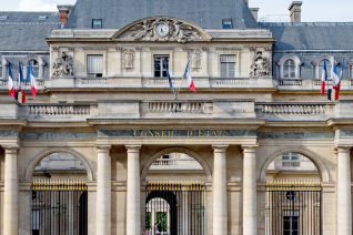Façade néo-classique sud du Conseil d'État (Palais-Royal), sur la cour de l'horloge, refaite par Moreau-Desproux de 1763 à 1770
