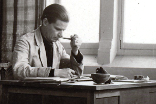André Leroi-Gourhan à son bureau à Lyon (1951) 