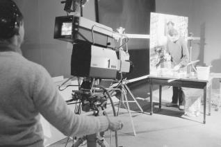 Gérard Fromanger au travail dans le studio vidéo du Centre Pompidou, en parallèle de l’exposition "Gérard Fromanger - Tout est allumé" (16 janvier-10 mars 1980)