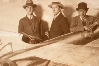 Les surréalistes Paul Éluard, André Breton et Robert Desnos posent dans un décor auprès d'un avion lors d'une foire à Montmartre © Getty - Stefano Bianchetti