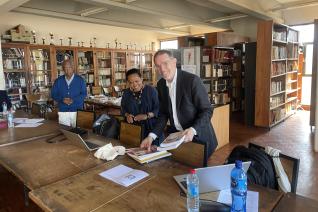 Image décorative : le professeur Édouard Vasseur remet à Helihanta Rajaonarison des ouvrages dédiés à l’archivistique offerts par l’École
