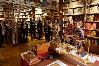 Image décorative : atelier de restauration d’ouvrages provenant des collections de la bibliothèque de l’École, lors de la soirée des mécènes le 19 novembre 2024 © Fondation de l’École nationale des chartes - PSL – cl. Frédéric Albert