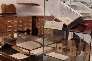 Image décorative : exposition de la bibliothèque de l’École sur ses acquisitions patrimoniales de livres en 2023-2024