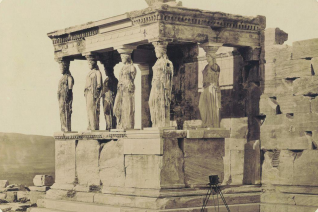 Image décorative : Gabriel de Rumine, « Athènes, Acropolis. Les Cariatides de l’Erecthaeum », tirage sur papier albuminé - 1859 - BnF, département des Estampes et de la photographie