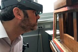 Image décorative : Marc Smith examine les cadres du Metropolitan Museum of Art