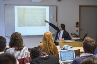 Image décorative : cours donné par Olivier Poncet, professeur d’Archivistique, diplomatique et histoire des institutions de l’époque moderne © ENC - cl. Myr Muratet