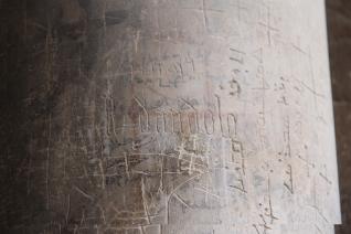 Image décorative : graffitis sur l’une des colonnes du portail du Saint-Sépulcre, Jérusalem