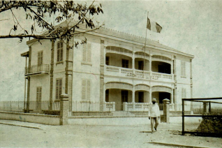 Image décorative : Le bâtiment (supposé) des archives d’AOF, années 1910 © Collection personnelle de M. Guy Trottet
