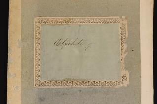 Image décorative : Chemise de carton ornée d’une étiquette qui porte la mention manuscrite, en italien, « alfabeti » © Bibliothèque de l‘École nationale des chartes - PSL