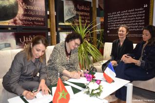 Image décorative : Latifa Moftaqir, directrice des Archives du Maroc, et Michelle Bubenicek, directrice de l’École, signent un accord de coopération © Archives du Maroc