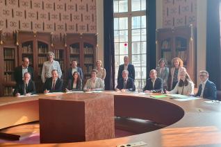Image décorative : les signataires de la convention « Agir ensemble pour des campus durables », le 3 juin 2025 dans la Rotonde Henri-Jean Martin © ENC - PSL