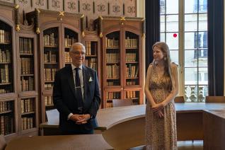 Image décorative : Gilles Etrillard, président de la Fondation Etrillard, et Éléonore Quirouard-Frileuse (prom. 2025), lauréate du « Prix Fondation Etrillard », le 25 juin 2025 © Fondation de l’École nationale des chartes - PSL