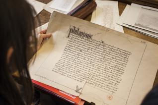 Image décorative : élève en cours de paléographie avec Marc Smith à la Sorbonne © ENC-PSL, cl. Myr Muratet (2014)