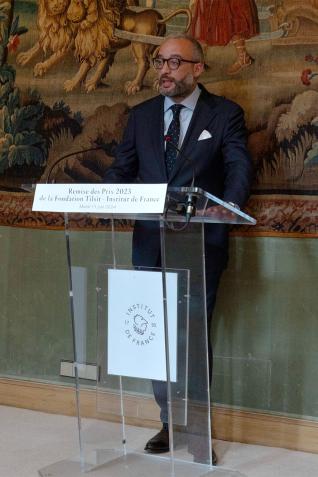 Jérémie Ferrer-Bartomeu reçoit le prix Tilsit - Institut de France pour l’Administration (catégorie Recherche)