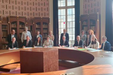 Image décorative : les signataires de la convention « Agir ensemble pour des campus durables », le 3 juin 2025 dans la Rotonde Henri-Jean Martin © ENC - PSL