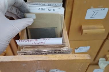 Image décorative : archives de l’EHA, photographies, négatifs (6x6 cm) classés par localisation