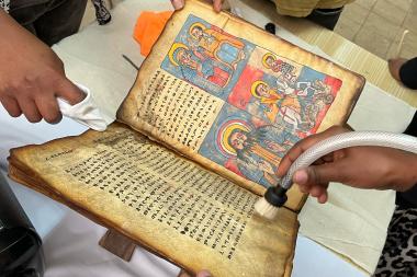 Image décorative : dépoussiérage de manuscrits éthiopiens par aspiration © Coralie Barbe