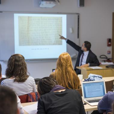 Image décorative : cours donné par Olivier Poncet, professeur d’Archivistique, diplomatique et histoire des institutions de l’époque moderne © ENC - cl. Myr Muratet