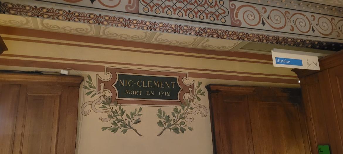 Ce décor créé par Henri Labrouste rend hommage à Nicolas Clément, bibliothécaire de la Bibliothèque royale, auteur de la cotation Clément, système de classification encore utilisé jusqu’à récemment (1996) à la Bibliothèque nationale