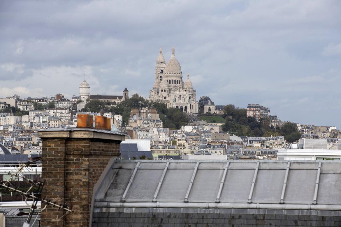Vue sur les toits de Paris et le Sacré-Cœur depuis le 8e étage