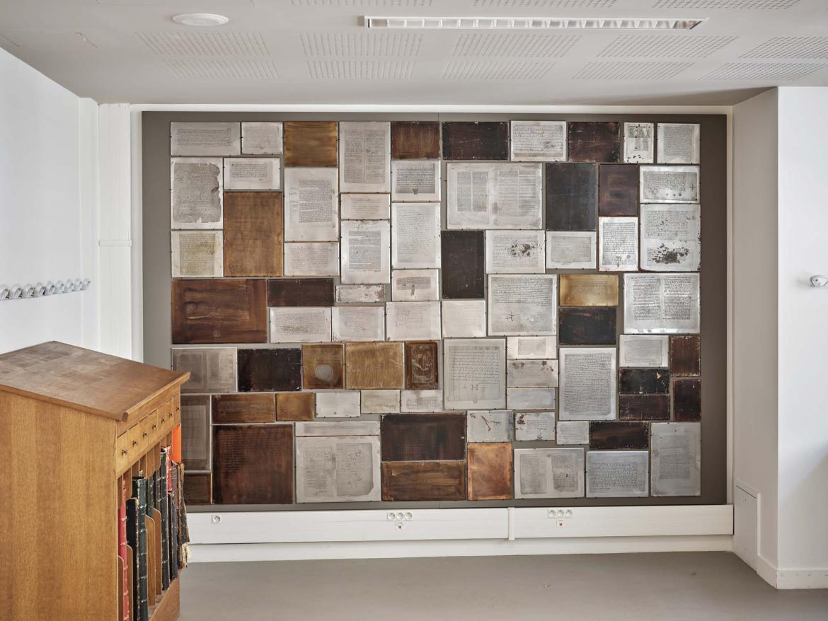 Image décorative : mur de fac-similés dans la salle Arthur Giry © cl. Myr Muratet