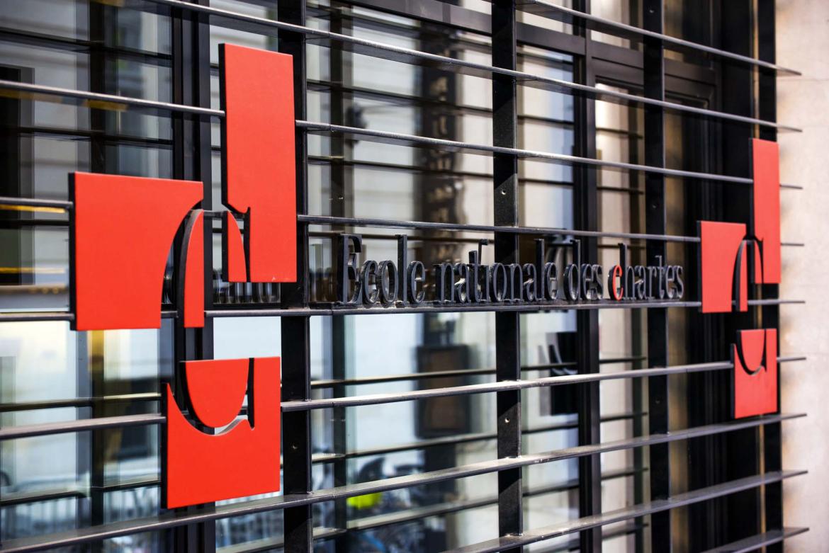 Image décorative : logo en fer forgé sur la façade du 65, rue de Richelieu @ cl. Didier Plowy