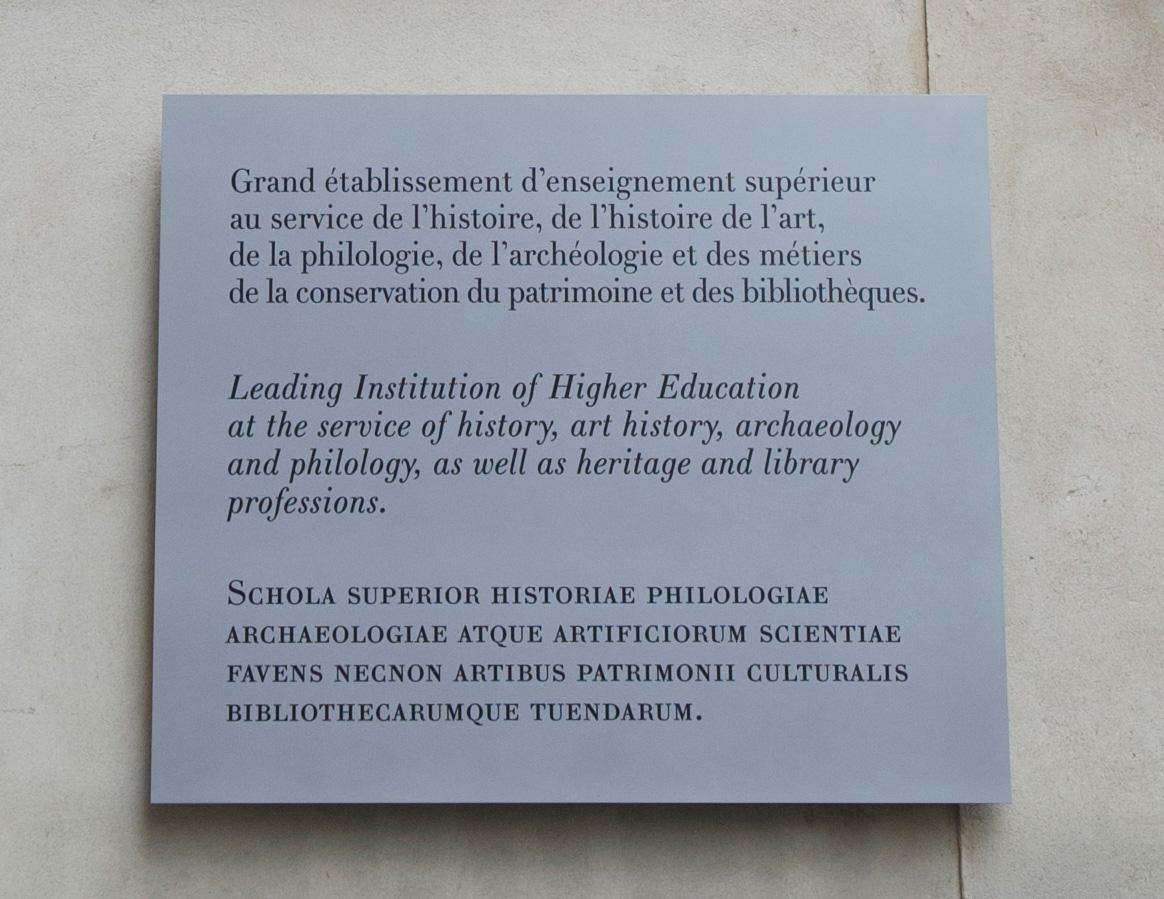 Image décorative : plaque extérieure de l’École nationale des chartes (description de l'établissement en 3 langues : français, anglais, latin) - PSL © cl. Didier Plowy