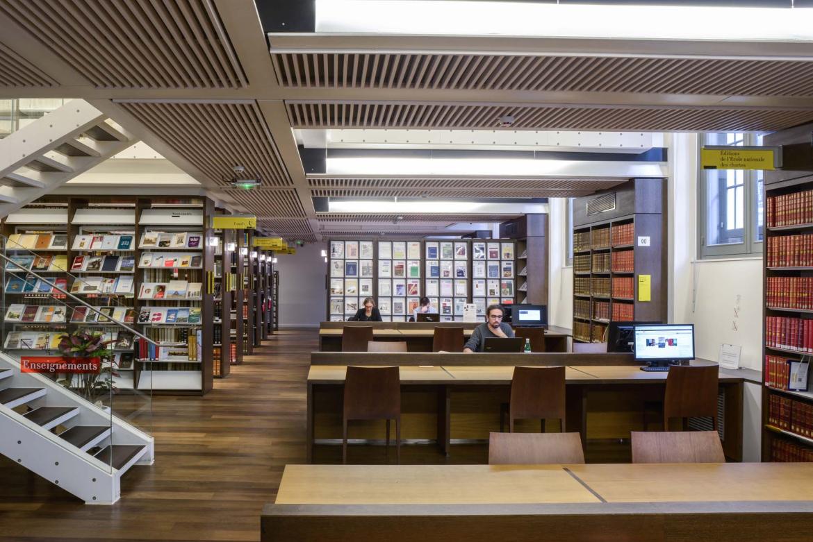 Vue de la salle de lecture au niveau 0 de la bibliothèque