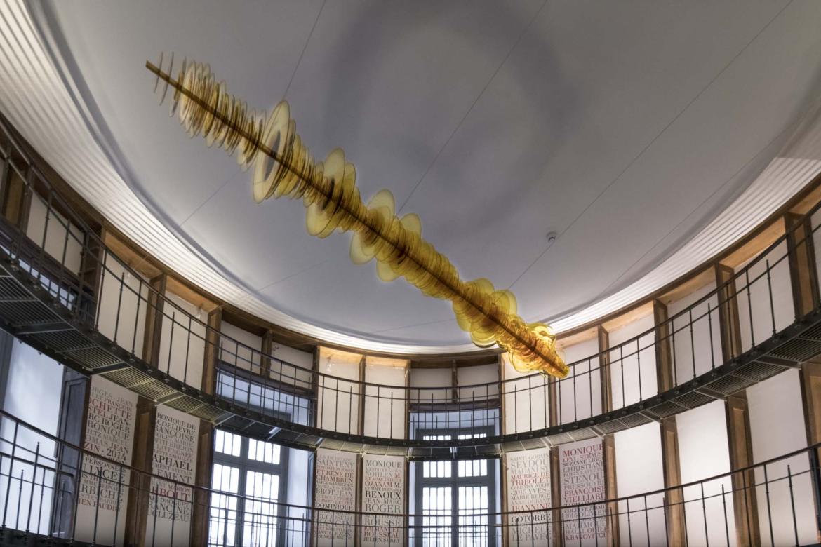 Vue de l’œuvre "Gravity Ripples ENC" installée dans le hall d’accueil de la bibliothèque