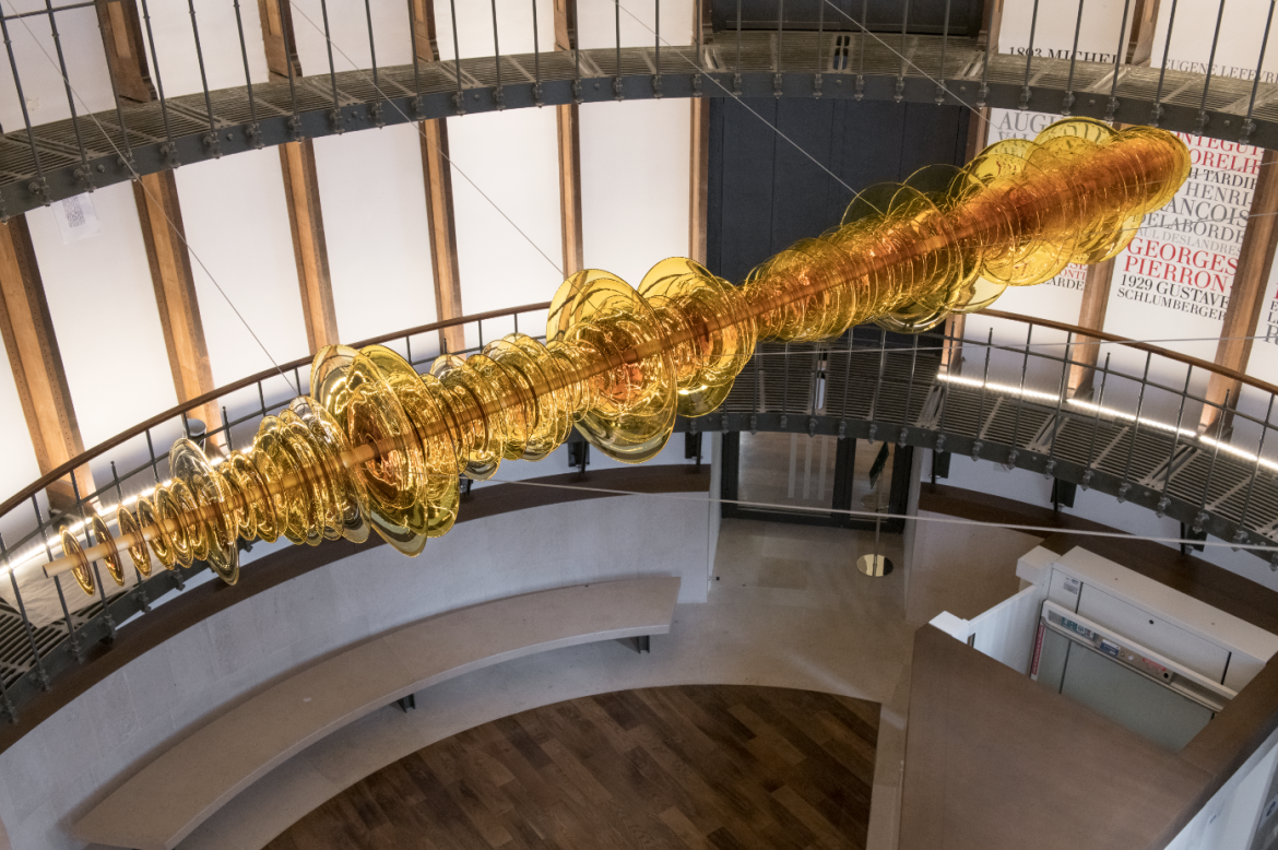 L’œuvre Gravity Ripples ENC, installée dans le hall d’accueil de la bibliothèque