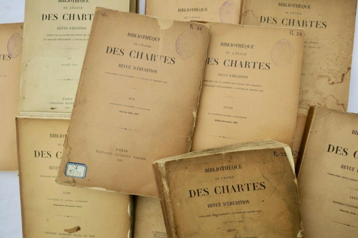 Photos de volumes de la Bibliothèque de l’École des chartes