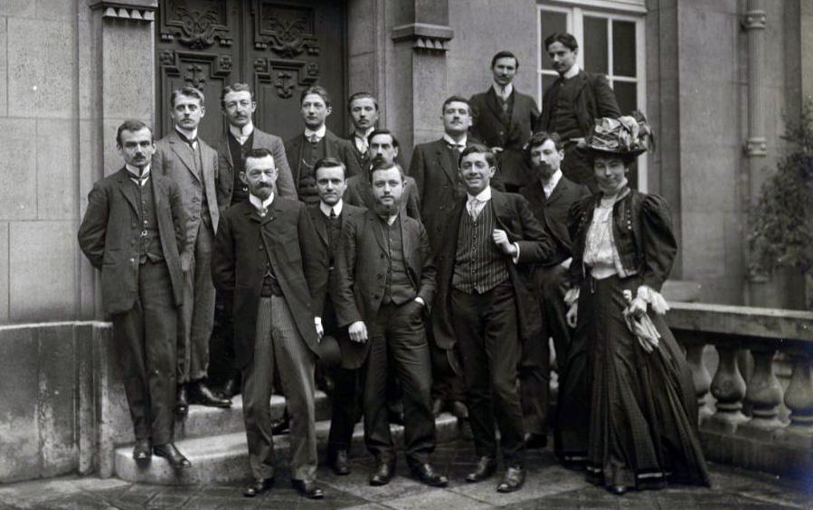 Photo de groupe des élèves de 2e année, avec Geneviève Aclocque (cours d’honneur de la Sorbonne, 1908)