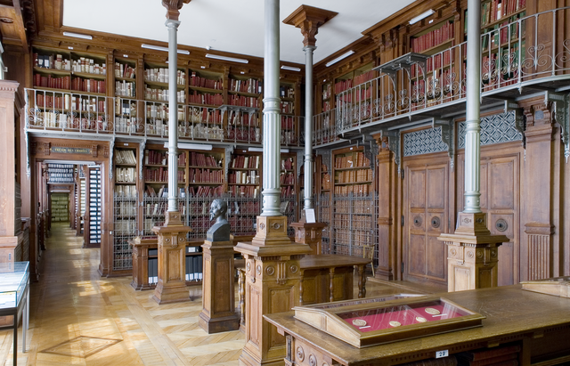 Vue d'une partie des Grands Dépôts des Archives nationales, et notamment de l'armoire de fer (fermée par sa porte en bois)