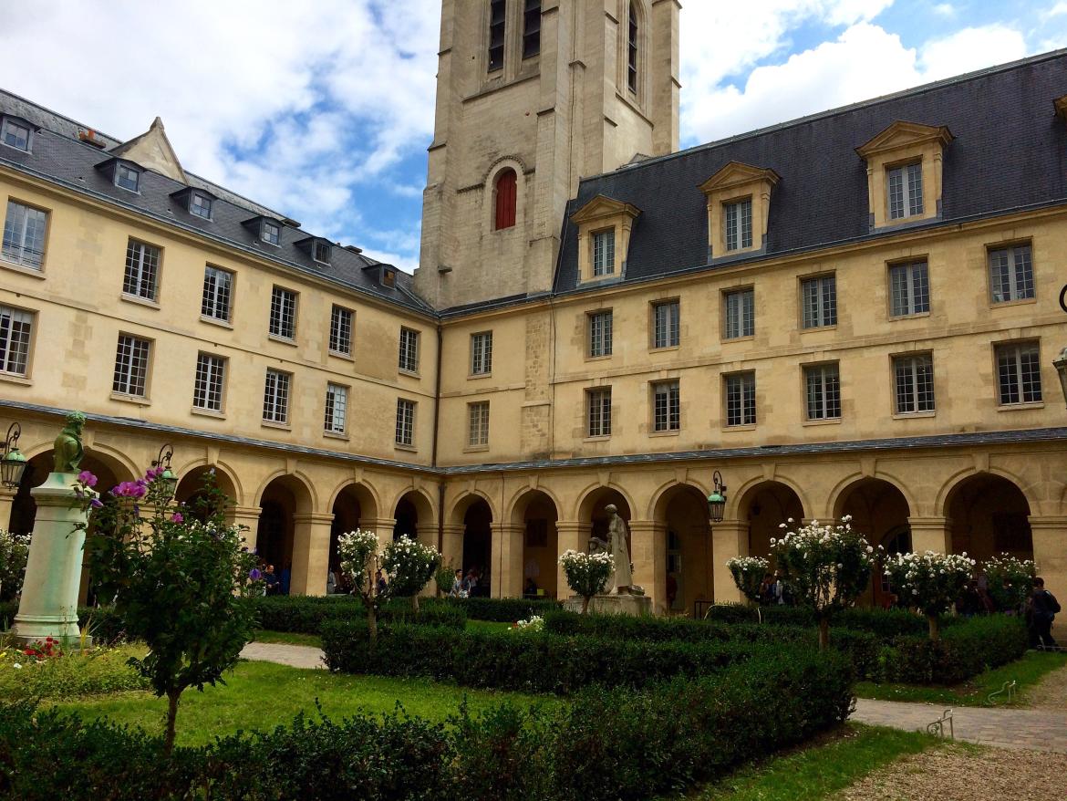 Cloître du lycée Henri IV à Paris, au pied de la tour Clovis