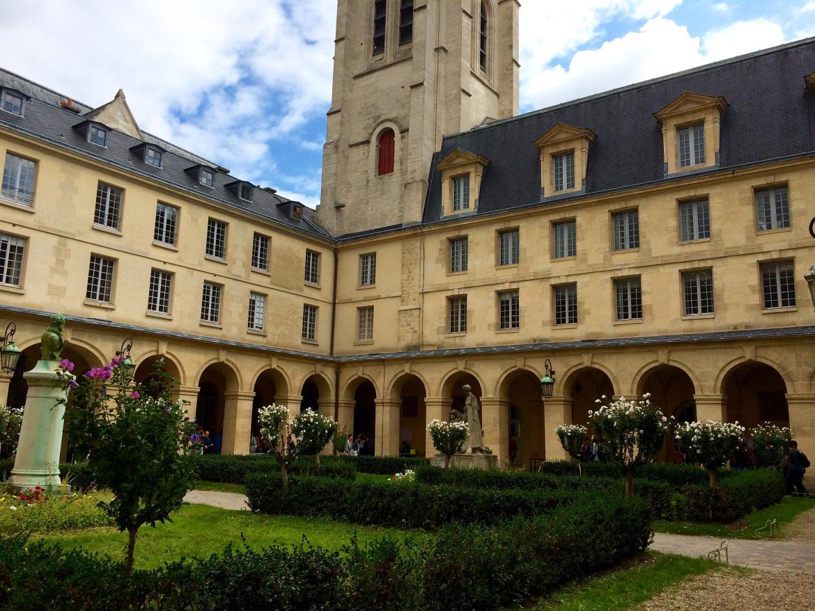 Image décorative : vue du cloître du lycée Henri IV à Paris, au pied de la tour Clovis
