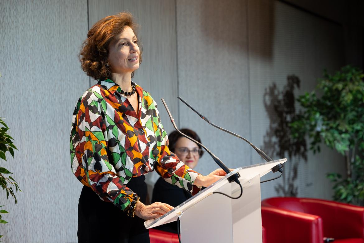 Audrey Azoulay, debout derrière le pupitre pour son discours