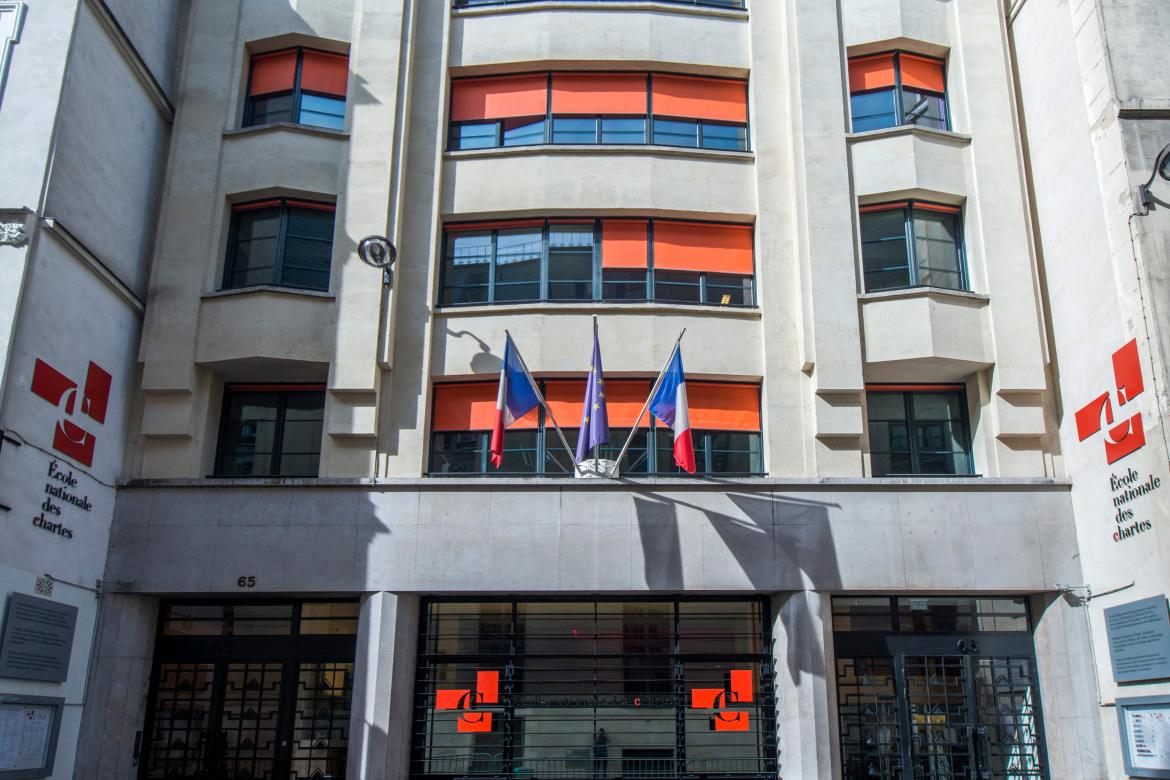 Façade du 65, rue de Richelieu avec le logo et les drapeaux