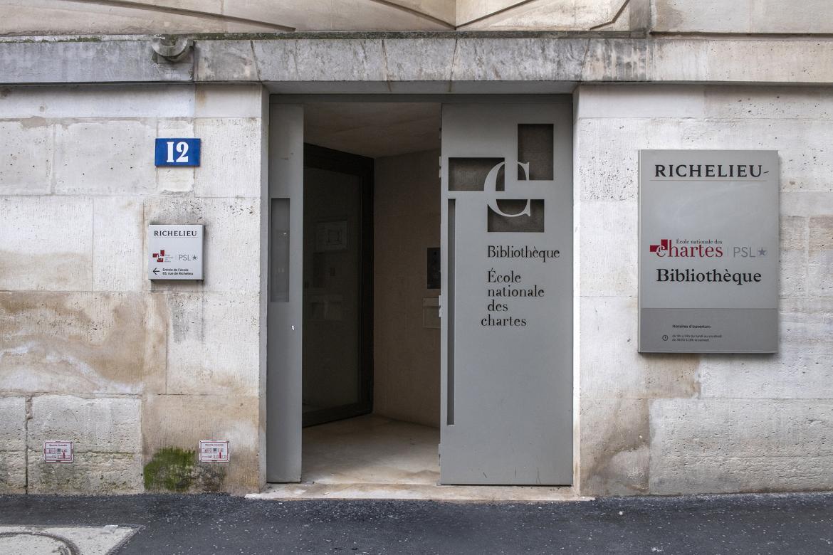 Porte d’entrée de la bibliothèque au 12, rue des Petits-Champs
