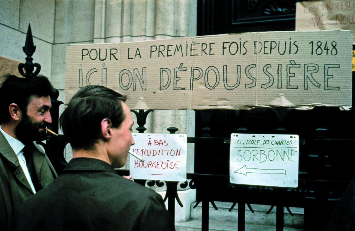 Image décorative : pancarte sur laquelle est inscrit la phrase « Pour la première fois depuis 1848, ici, on dépoussière » : sur la place de la Sorbonne, Mai 68 est aussi le Mai des chartistes.