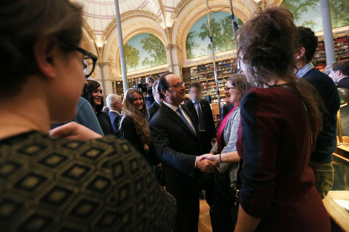 Le président de la République échange quelques mots avec les élèves de l'École