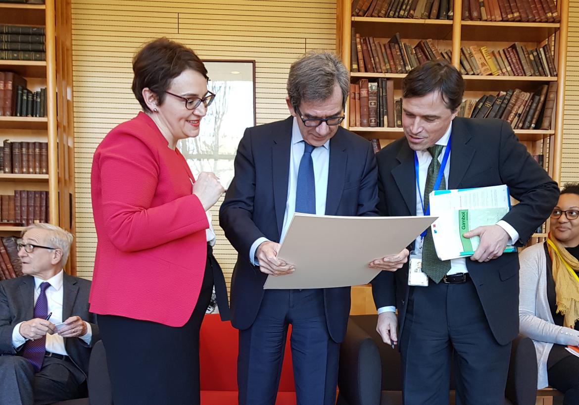 Remise d'un fac-similé de l'École à S.E. Jean-Maurice Ripert, Ambassadeur de France en Chine, en présence de M. Jean-François Doulet, attaché de coopération universitaire et scientifique (6 mars 2019)