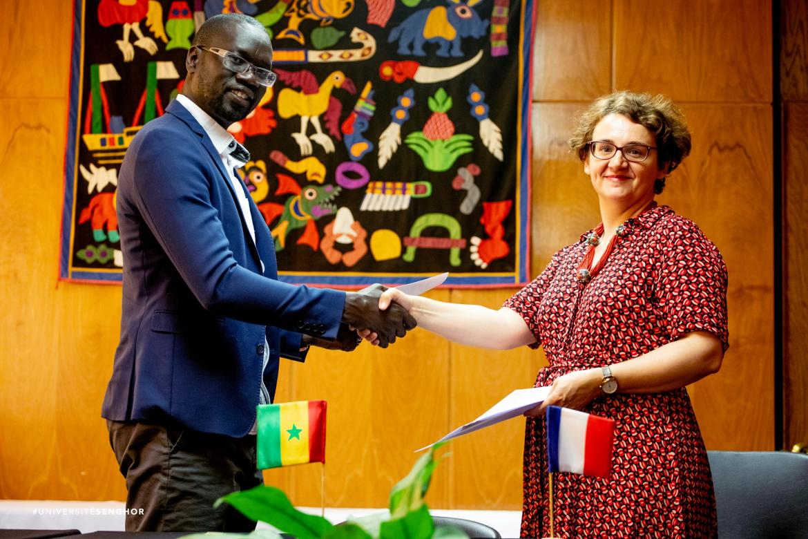 Michelle Bubenicek, directrice de l’École, et Moustapha Mbengue, directeur de l’EBAD, signent un accord-cadre entre leurs établissements