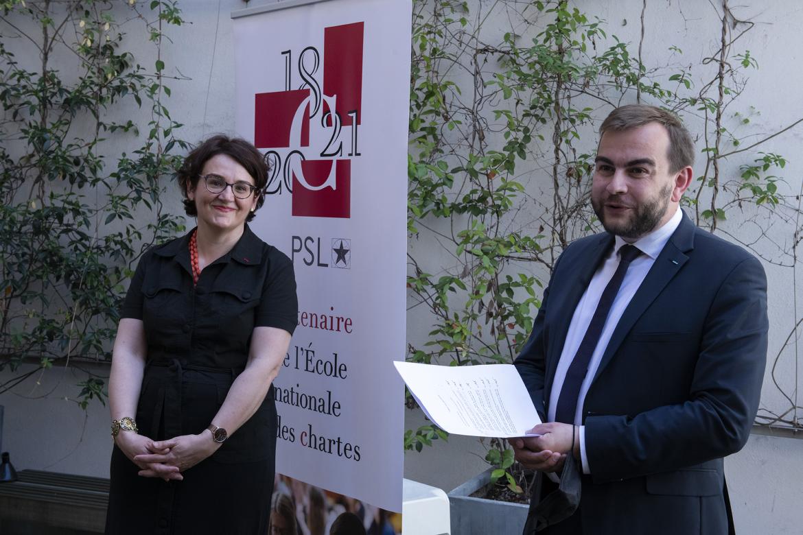 Jean-Charles Bédague, secrétaire général de la Société de l’École des chartes, annonce le nom de la lauréate du prix Auguste-Molinier pour 2021