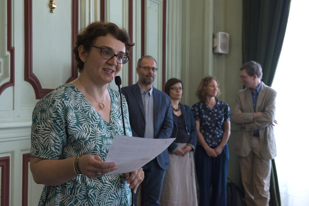 Michelle Bubenicek proclame les noms des archivistes paléographes de la promotion 2018